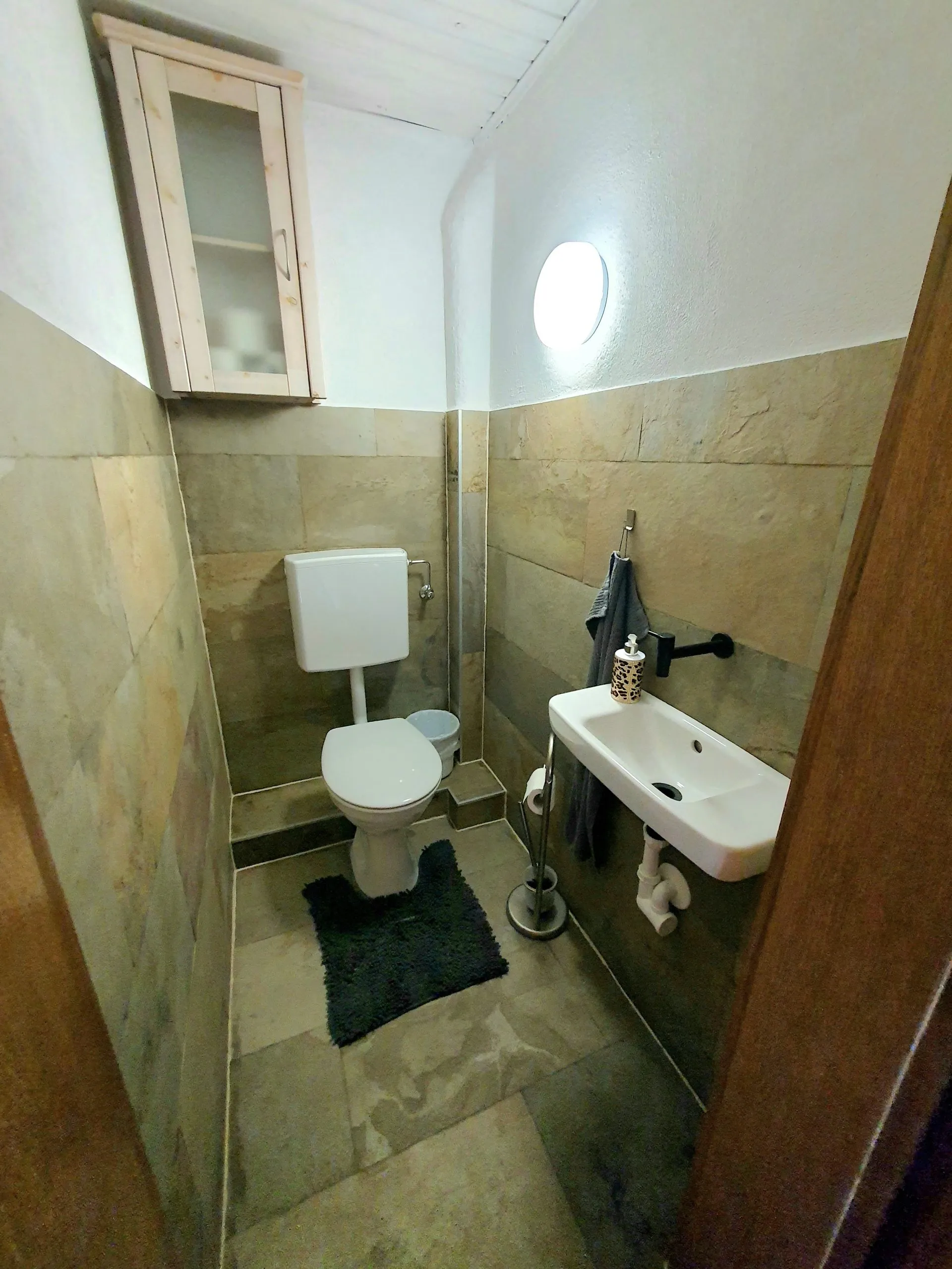 Separates WC mit Waschbecken im Ferienhaus im Böhmerwald