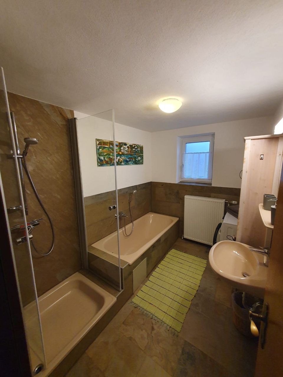 Badezimmer mit Wanne und Dusche im Ferienhaus im Böhmerwald