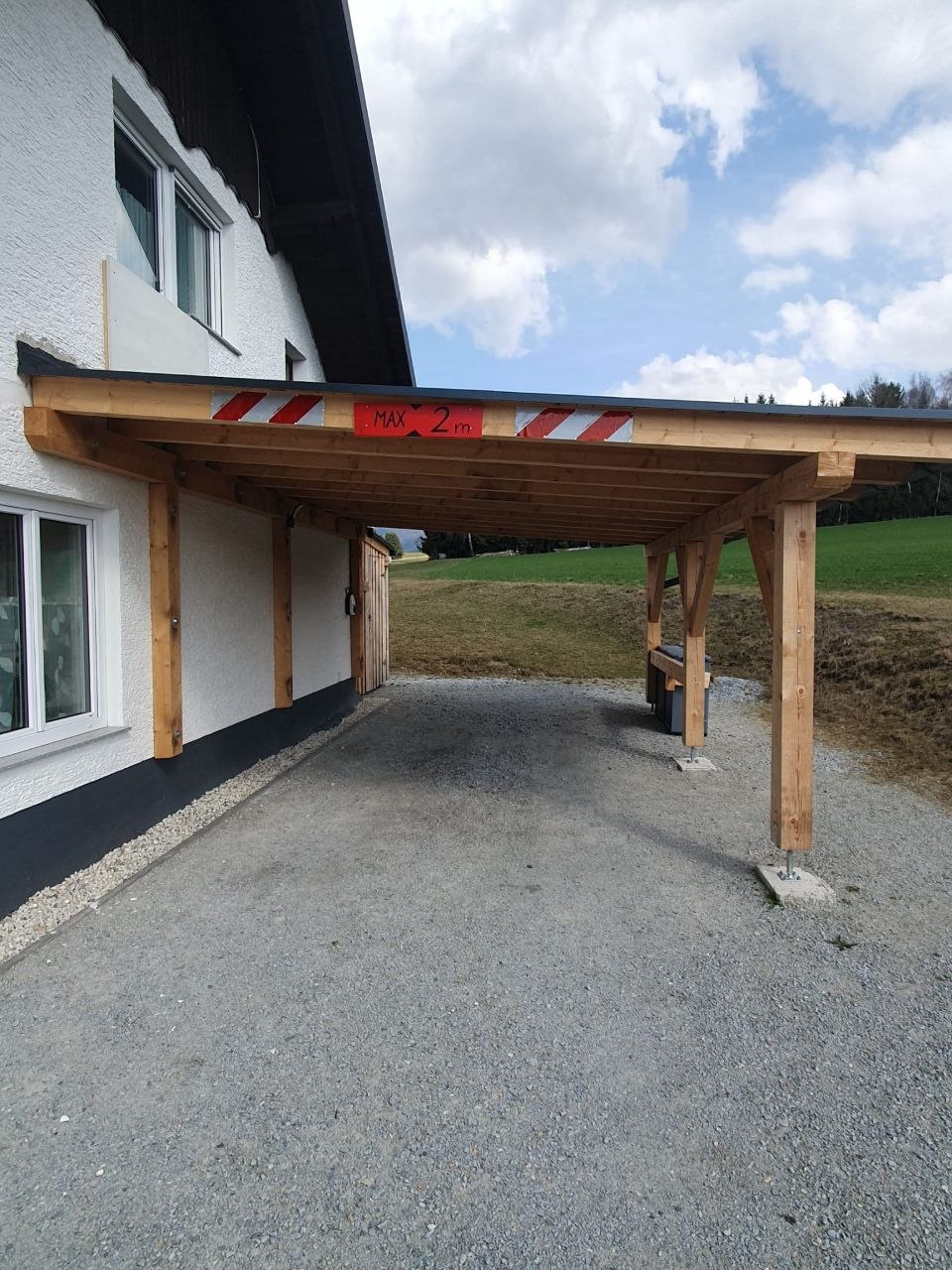 Außenansicht des Ferienhauses im Böhmerwald mit Carport