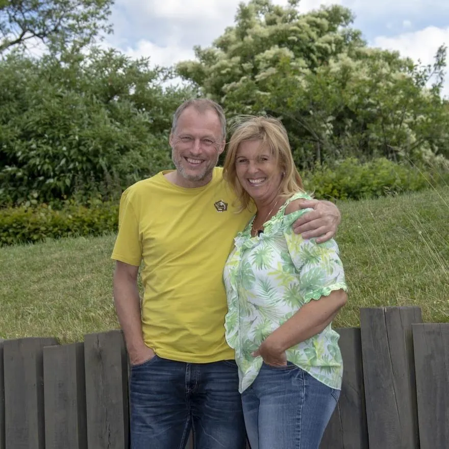 Gastgeber Norbert und Birgit Winkler vor dem Ferienhaus im Böhmerwald