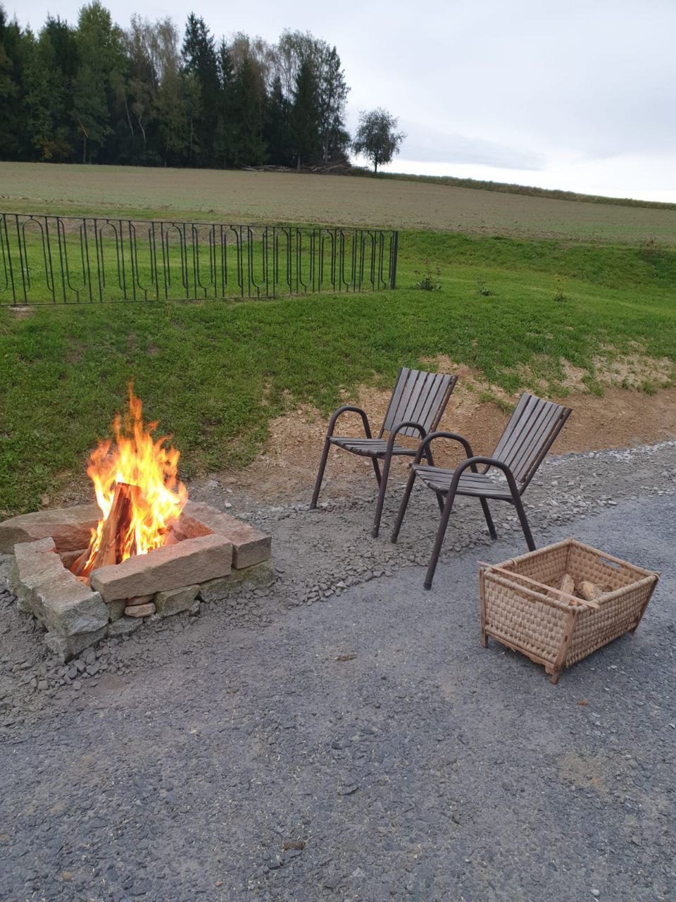 Lagerfeuerplatz mit Blick über Feld und Wald am Ferienhaus im Böhmerwald