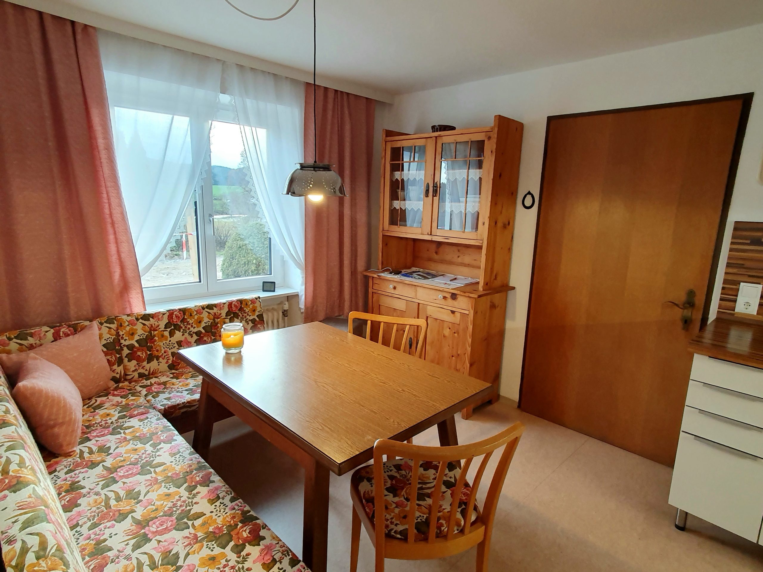Essbereich mit Eckbank am Fenster im Ferienhaus im Böhmerwald