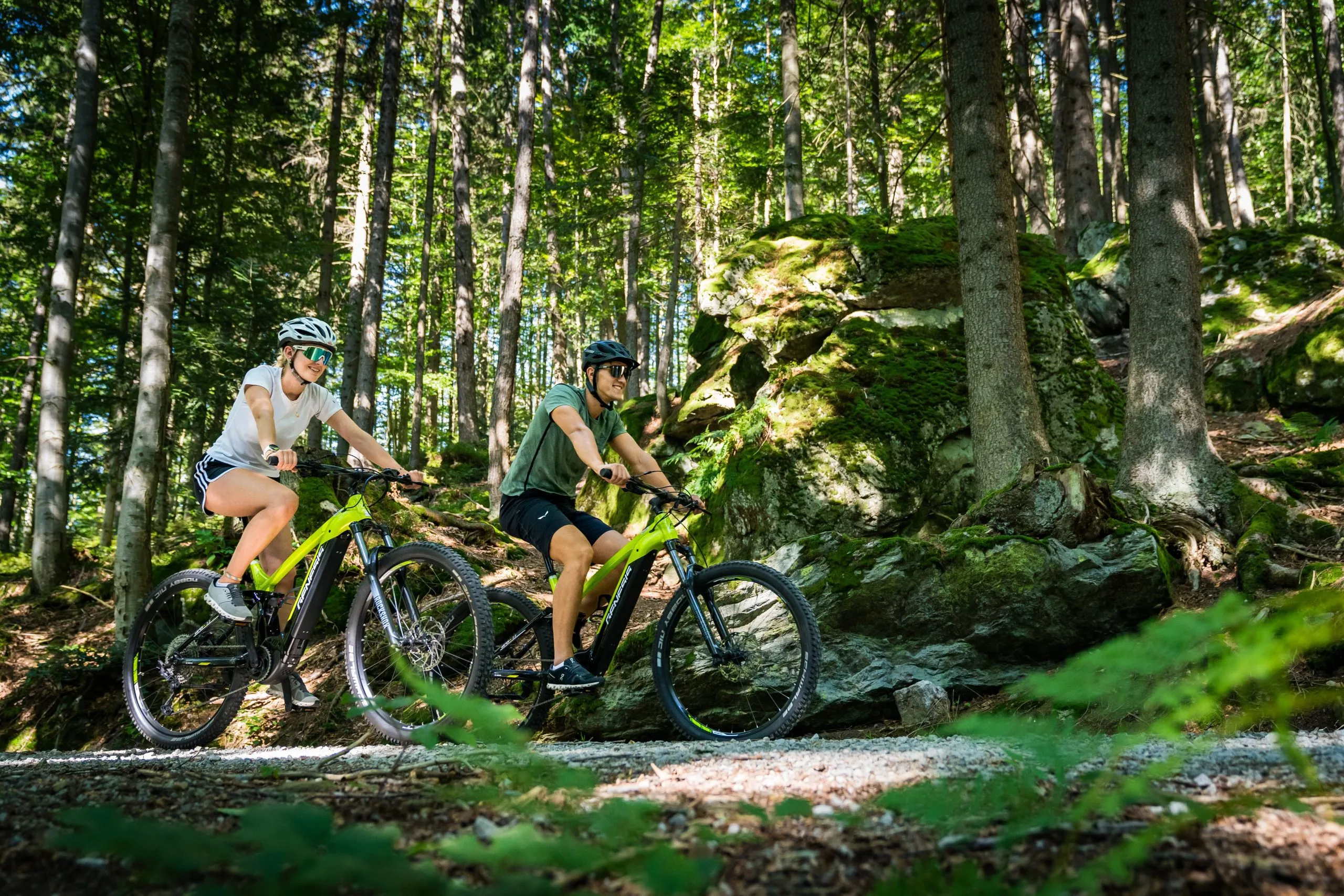 Mountainbiker auf einem Waldweg im Böhmerwald, Ausgangspunkt für Radtouren ab dem Ferienhaus