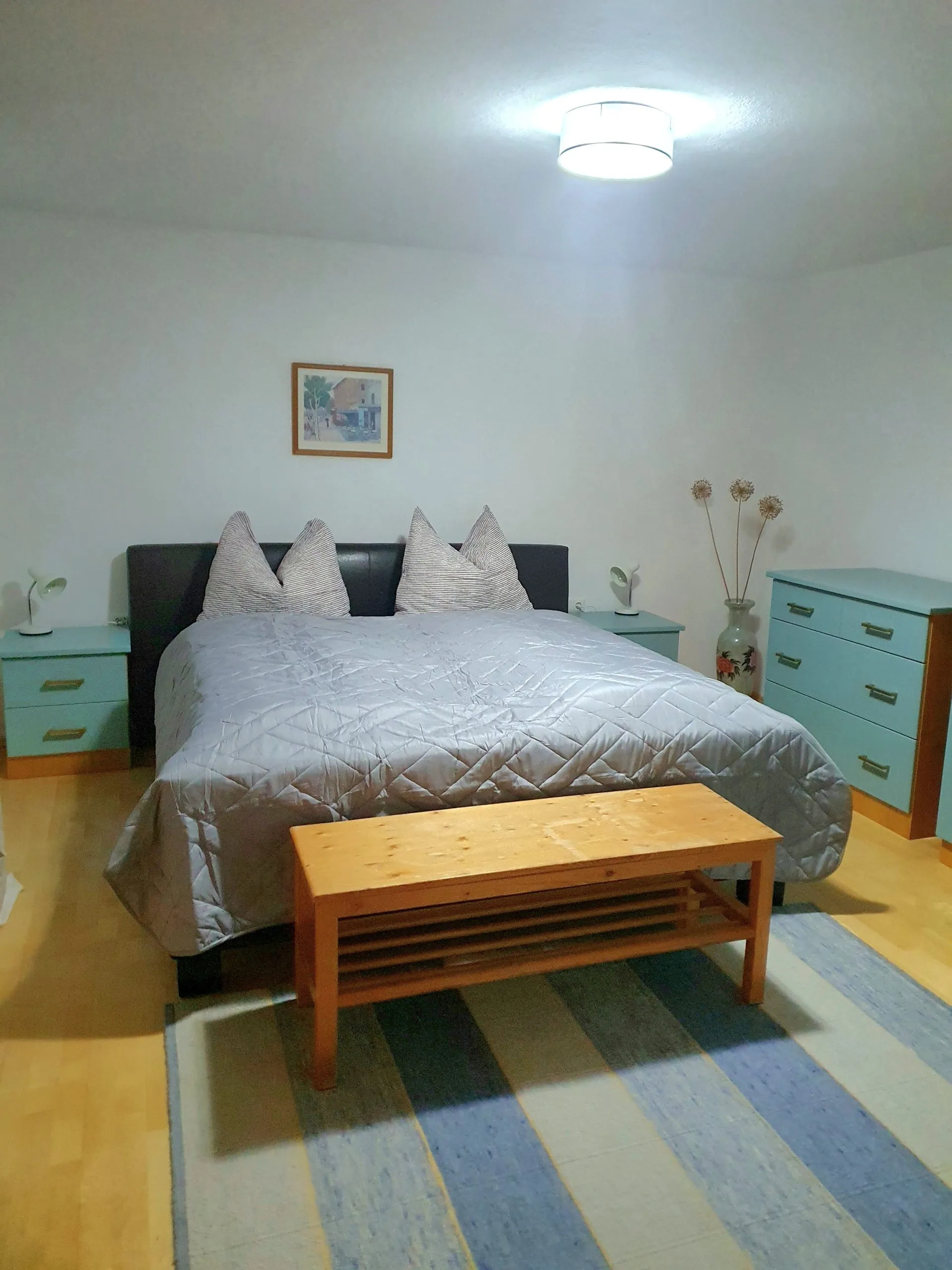 Schlafzimmer mit Doppelbett im Ferienhaus im Böhmerwald