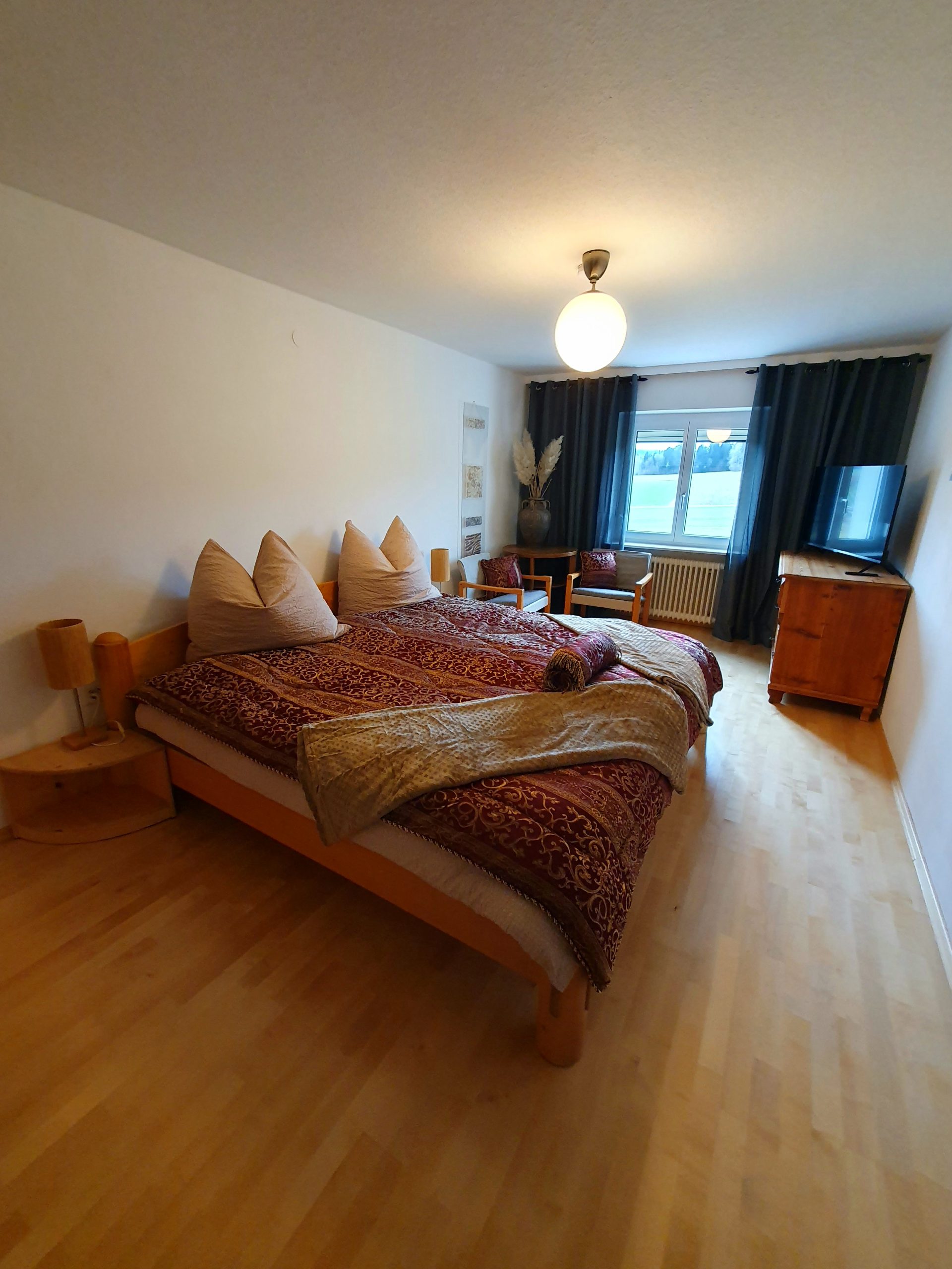 Schlafzimmer mit Doppelbett im Ferienhaus im Böhmerwald