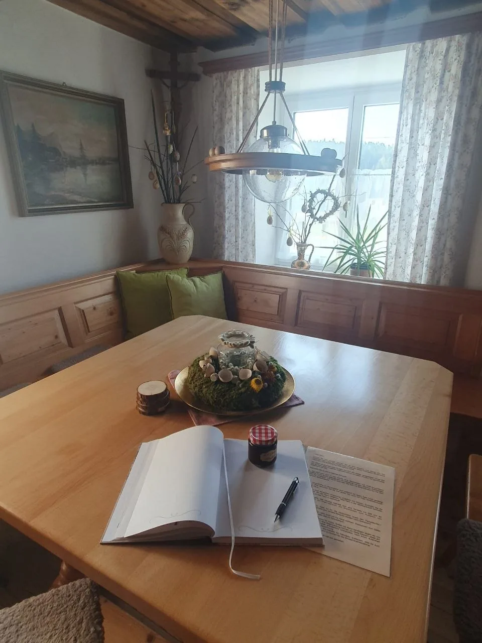 Gemütlicher Essplatz mit Eckbank und Gästebuch im Ferienhaus im Böhmerwald