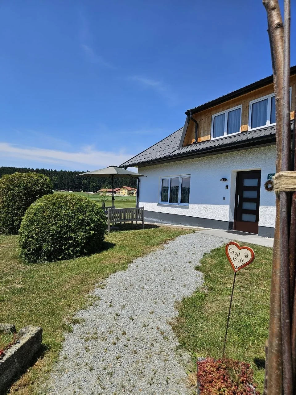 Ferienhaus im Böhmerwald mit Garten, Sitzbank und Sonnenschirm in Schwarzenberg